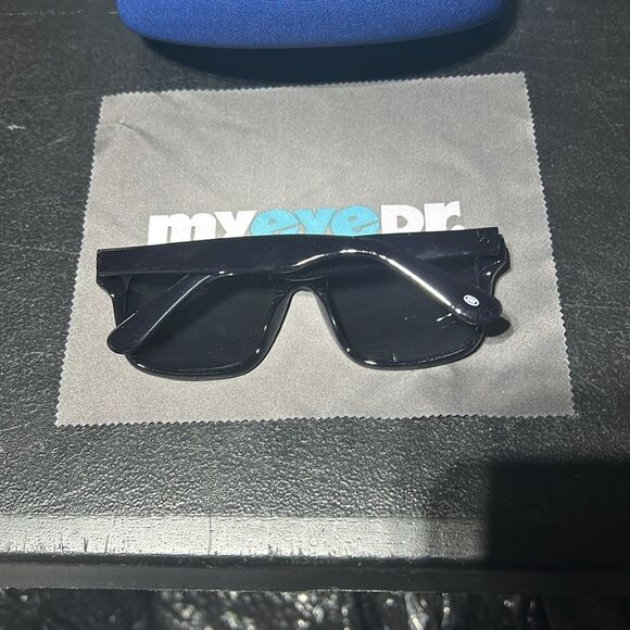 Sunglasses with Case and Cloth - Picture 3 of 6